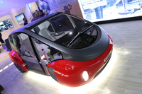 こちらは、リンスピードの「オアシス」。ネーミングを強調するように、ダッシュボード前方には、緑の箱庭が。