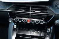 ダッシュボード中央にあるハザードやデフロスターなどのスイッチは鍵盤状に並べられている。