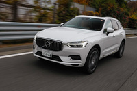 新型「XC60」には、全車速追従機能付きのアダプティブクルーズコントロールと、140km/h未満の速度域において車線の中央を維持できるよう支援するパイロットアシストが標準装備される。