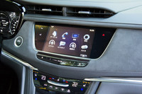 Apple CarPlayやAndroid Autoにも対応するインフォテインメントシステムの「CUE」。「XT5」には、プロセッサーの演算速度を高めた最新のシステムが搭載されている。