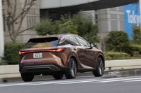 「RX450h＋」にはラグジュアリーな上級トリムグレード“バージョンL”のみが設定されている。