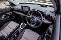 インストゥルメントパネルの基本デザインは「ヤリス」に準じたものだが、縦方向にアクセントを加えたセンターコンソールにするなど、差異化も行われている。