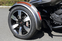 タイヤサイズは、前がMC165/55R15、後ろが225/50R15。前には研磨加工とブラック塗装を組み合わせた、ツートンカラーのホイールが組み合わされる。