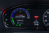 走行モード「SPORT」をオンにすると、アクセル操作に対するパワープラントの応答性が高まり、伸びのよい加速感を味わうことができる。