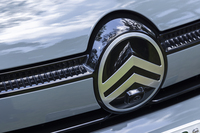 新しいダブルシェブロンエンブレムは創業当時のロゴをイメージしたとされている。フロントカメラはもう少し目立たないように搭載してもらいたいところ。