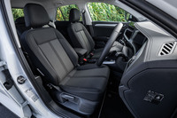 チタンブラックとセラミックカラーのコンビネーション表皮となる前席の操作は手動式。電動調節機構やヒーター、レザー表皮などは他グレードとは異なり、オプションでも用意されない。