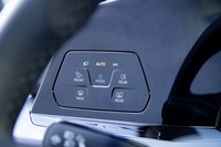 灯火類とデフロスターの操作系はメーターパネルの左側にレイアウトされる（左ハンドル車の場合）。ボタンではなくすべてタッチスイッチとなっている。