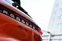 「マカン」のリアに装着されている立体的な「PORSCHE」ロゴ。一文字のテールライトストリップも目を引く。