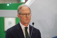 独アルピナ社のアンドレアス・ボーフェンジーペン社長が東京モーターショーのプレスカンファレンスでスピーチ。今回、東京モーターショーを新型「B3」の世界初公開の場に選んだ理由などを語った。