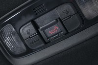 突然の事故や急病時には、専用オペレーターがサポートしてくれるヘルプネットが利用可能。写真は前席の頭上に配される、その呼び出しスイッチ。