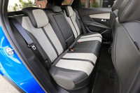 前席と同じテップレザーとアルカンターラ（グレー）の表皮が採用される後席。背もたれには60：40の分割可倒機構とスキーホールが備わっている。