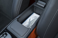 運転席と助手席の間にはティッシュボックスが収納できる。その前方（写真左下）には、取り外し可能なダストボックスも備わる。