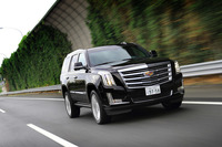 サスペンション形式は、前がダブルウイッシュボーン式、後ろが5リンクリジッド式。磁性流体を用いた可変ダンパー「マグネティックライド」が標準装備される。