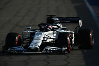 アルファタウリ勢の予選は、ピエール・ガスリーがQ3進出で9位となるも、母国GPを迎えたダニール・クビアト（写真）はQ2止まりの12位、アルボンのグリッド降格で11番グリッドからスタート。クビアトはレース終盤にかけてオコンのルノーを猛追するも抜けず8位。ガスリーは一瞬のバーチャルセーフティーカーのタイミングでタイヤを交換し9位からポイント圏外に脱落するも、その後はニュータイヤの威力を発揮してオーバーテイクを繰り返し、9位に返り咲いた。（Photo=Getty Images / Red Bull Content Pool）