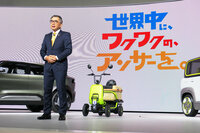 2023年の「ジャパンモビリティショー」より、プレゼンテーションに望むスズキの鈴木俊宏社長。背後に見えるのは特定小型原付のコンセプトモデル「スズライド」。これもぜひ、実用化してほしい一台だ。