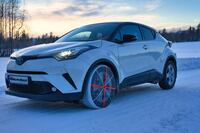 フロント生地（タイヤ側面部分）が「巻き込み防止」および「遠心力による膨らみ防止」に役立つ設計となっているのも特徴のひとつ。