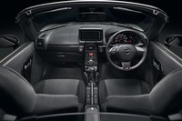 ブラック基調で統一されたインテリア。トランスミッションはMTとATが選べる。