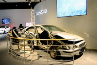 セーフティーセンターには事故車両が展示されている。これは側面衝突に遭った旧型「S60」。