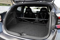 荷室側から見たキャビン。補強ブレースが目を引く。