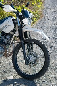サスペンションのストローク量は、「KLX230」は前が240mmで後ろが250ｍｍ、「KLX230S」と「KLX230シェルパ」は前が200mmで後ろが223mm、「KLX230シェルパS」は前が158mmで後ろが168mmとなっている。