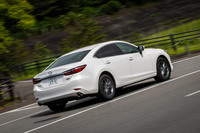 全席で会話ができるよう配慮した静粛性強化も図っており、ボディー骨格やサスペンションの見直し、トップシーリング材の変更やピラートリム内への吸音材追加といった改良が加えられている。