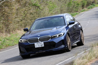 「B3 GTリムジン」の乗り心地のよさは特筆すべきもの。ザラついた路面での微振動をきれいに遮断する、路面のつなぎ目などの比較的大きな凸凹を乗り越えたときの衝撃も、サスペンションがさり気なく、そしてしっかりといなす。