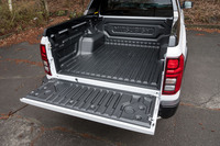 カーゴベッドの内寸は奥行きが1470mmで幅が1525mm（「GSR」の場合）。よじ登る際に足をかけやすいようバンパーの角が大きくとってある。