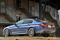 アルピナ独自のボディーカラーとして、写真の「アルピナ・ブルー」（写真）のほか「アルピナ・グリーン」も用意される。ほかに、BMWが設定しているカスタマイズ用のカラーも選択可能。