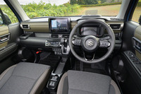 従来型から意匠が刷新されたインストゥルメントパネルまわり。インテリアのコーディネートは、黒を基調にブラウンの装飾を加えたものが標準となるが、試乗車はオプションの「アップグレードパッケージ」装着車で、各部の装飾がカーキとなっていた。