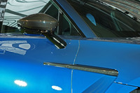 ミラーハウジングとサイドエアベントにはカーボンパーツを採用している。