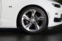 稲妻をほうふつさせる、スタイリッシュなスポーク形状が目を引く20インチホイール。タイヤサイズは前が245/40ZR20、後ろが275/35ZR20だ。