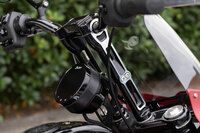 今回の試乗車には、10インチのライザーバー（写真）や、より大型のウインドディフレクター、サドルバッグなどのアクセサリーが装備されていた。