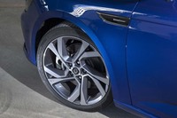 タイヤサイズは225/40R18で、テスト車は「コンチネンタル・コンチスポーツコンタクト5」を履いていた。ブレーキディスクはフロントが320mm、リアが290mmと、それぞれ「GTライン」よりも30mm大径化されている。