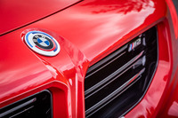 「M3」や「M4」が縦型の大型キドニーグリルを採用するのに対して、「M2クーペ」では横長のフレームレスデザインが採用される。試乗車のノーズには、BMW M社の50周年記念仕様のエンブレムが備わっていた。