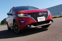 「他人と違うものを所有するよろこびを提供する」というねらいで開発された「ノートAUTECHクロスオーバー」。「レジャーシーンでの優れた対応力」と「日常での扱いやすさ」が長所とされている。