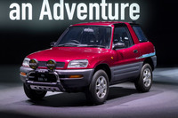 1994年登場の、初代「RAV4」。都市型SUVの先駆けとなった、実は偉大なモデルだったのだ。