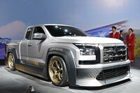 展示車のなかには、こんな変わり種も。ローダウンしてスポーツタイヤを装着したピックアップトラックがどんな走りを見せるのか、気になる……。