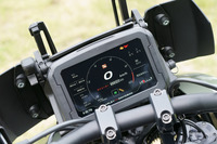 操作インターフェイスには6.8インチのタッチスクリーンを採用。車速などといった走行情報の表示機能、ライディングモードの調整機能などに加え、「スペシャル」にはタイヤ空気圧モニターの表示機能も備わっている。