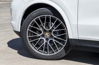 新型では、ドライビングダイナミクスの向上を狙い、前後異サイズのタイヤを採用する。テスト車の「カイエン」は、フロント285/40ZR21、リア315/35ZR21（オプション。標準は前後とも19インチ）の「ピレリPゼロ」が装着されていた。
