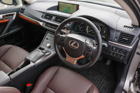 「CT200h“バージョンL”」のインテリア。インパネ中央部には、10.3インチに拡大させたディスプレイを設置し、視認性の向上を図っている。