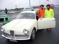 「アルファ・ロメオ・ジュリエッタ・スプリント ヴェローチェ」と片山右京さん（左）