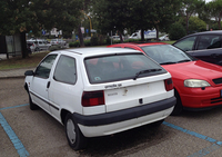 本稿の冒頭の写真の「シトロエンZX」は、よく見ると右ハンドルで、イギリスのシトロエンディーラーのステッカーが残る。ナンバープレートはないが、こちらも元オーナーは英国人か？