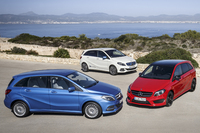 試乗の舞台は地中海に浮かぶスペイン・マヨルカ島。会場にはラインナップに加わったばかりの電気自動車仕様（奥の白い車両）と、天然ガス車仕様（手前の青い車両）の姿もあった。