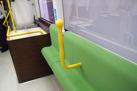 前方の片側は、ご覧のとおり半腰掛け式シートでスペースを稼ぎ出している。