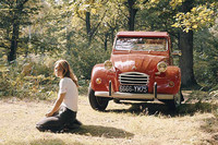 「2CV」は戦後庶民の足となっただけでなく、のちに若者の自由の象徴となった。