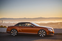 ルーフを閉じた様子。4層構造のソフトトップは「モンスーンによる雨にも耐え、寒さが厳しい日でも、すきま風ひとつない快適な暖かさを約束する」という。