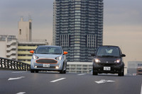 同じスモールカーセグメントに属する「スマート」と比べると、ボディーは低く、幅広い。