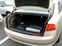 荷室は幅、奥行きとも広い。