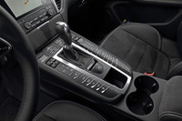 トランスミッションは7段PDK。日本仕様は右ハンドルのみの設定。