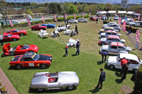 会場風景。車列のところどころに空きがあるのは、すでに数台のクラシック・アバルトが会場を後にしてしまったため。手前のシルバーのクルマは、この日もっとも古いモデルだった1955年「207A」。フィアット1100用のメカニカルコンポーネンツを流用、カロッツェリア・ボアーノが手がけたバルケッタ・ボディを持つ。